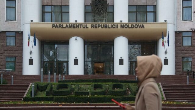Парламент Молдовы проголосовал за снижение пенсионного возраста