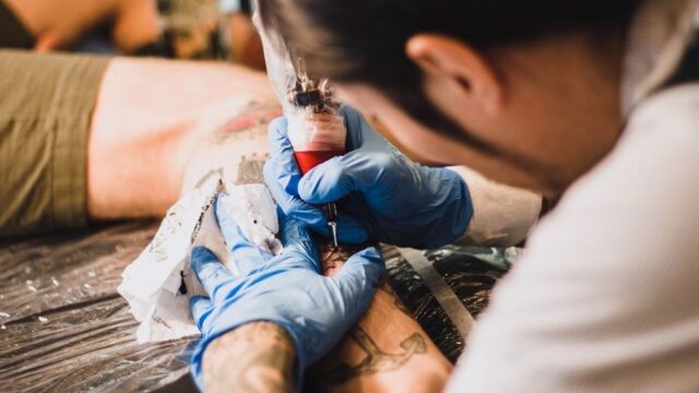 В Японии татуировщика впервые осудили за отсутствие медицинской лицензии