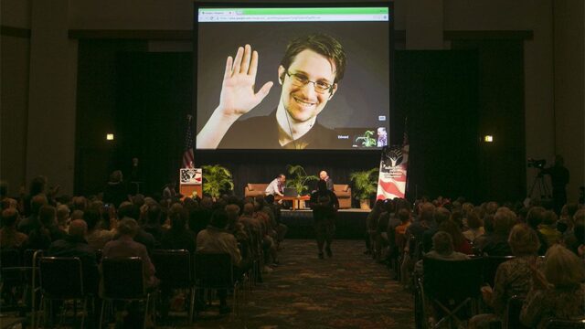 Эдвард Сноуден намерен получить российское гражданство