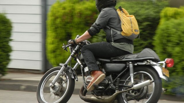 Суд в Мюнхене наказал мотоциклиста 20 часами принудительного чтения