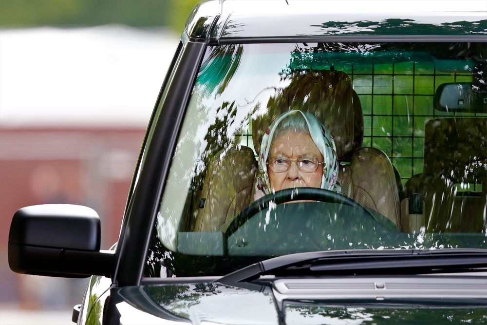 Елизавета II согласилась не водить машину по общественным дорогам