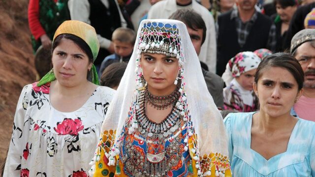 РИА Новости: в Таджикистане приняли закон, обязывающий носить национальную одежду