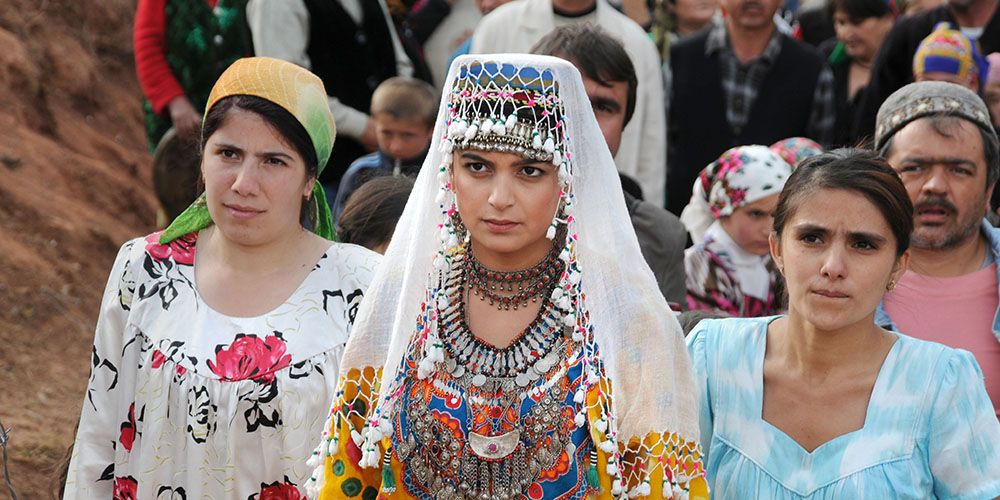 РИА Новости: в Таджикистане приняли закон, обязывающий носить национальную одежду