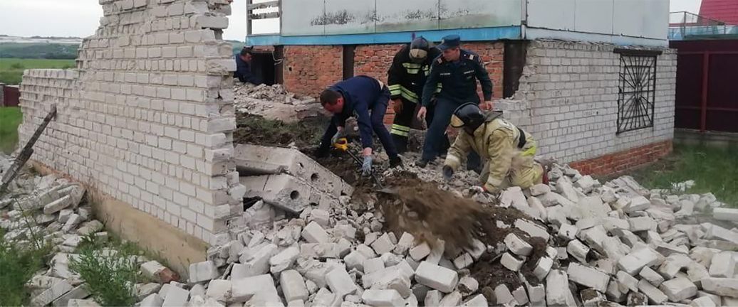 Трое детей, на которых рухнула стена под Воронежем, погибли