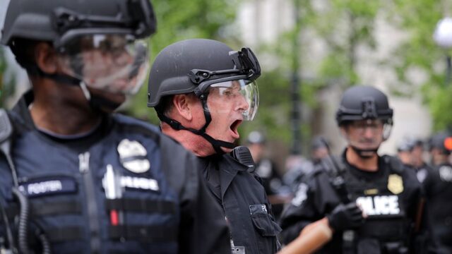 Власти Сиэтла вернут полицию в район, который контролируют протестующие