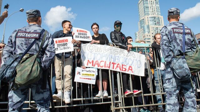 «Крупнейшая акция против оппозиции с 2012 года»: что говорят об обысках и задержаниях из-за протестов, связанных с выборами в Мосгордуму