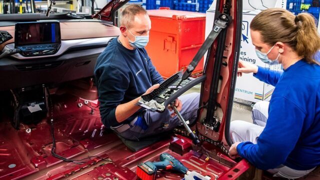 FT: Volkswagen и BMW приостановили работу заводов из-за нехватки украинских деталей