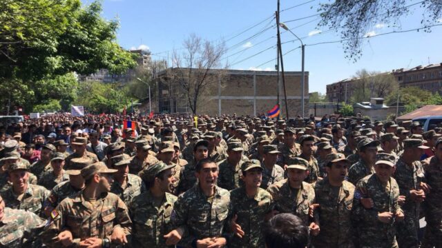 К протестам в Ереване присоединились люди в военной форме