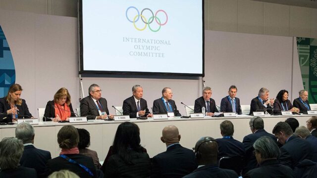 МОК запретил российским спортсменам идти под своим флагом на закрытии Олимпиады