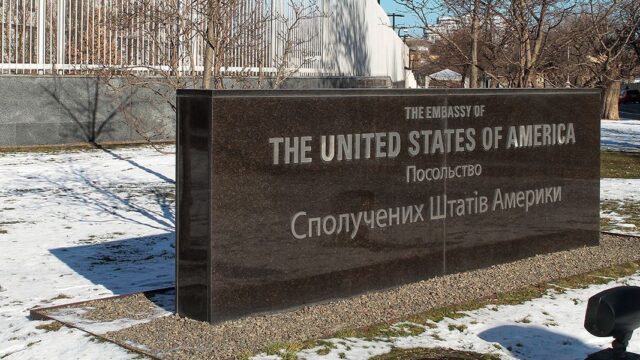 Bloomberg: США временно вывезут оставшихся на Украине дипломатов в Польшу