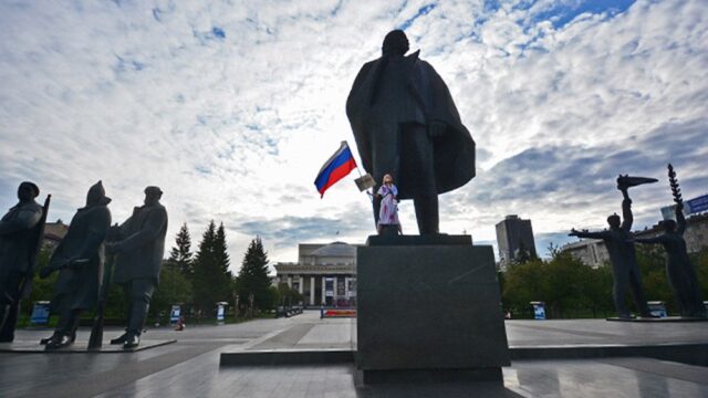 В Новосибирске девушка с табличкой «Я умираю» приковала себя цепями к памятнику Ленина
