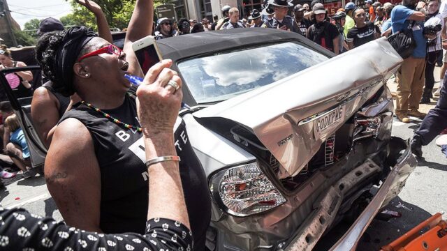 Машина врезалась в толпу на акции ультраправых в Шарлотсвилле. В городе введен режим ЧС