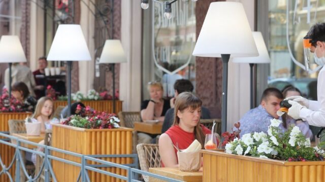 Рестораторы в Москве предложили бессрочно пускать посетителей без QR-кодов на веранды