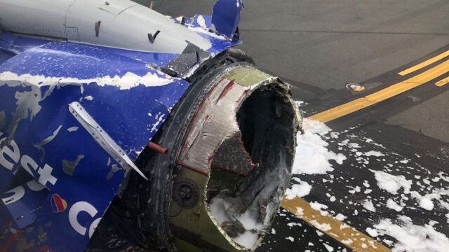 В Филадельфии совершил аварийную посадку самолет, у которого взорвался двигатель