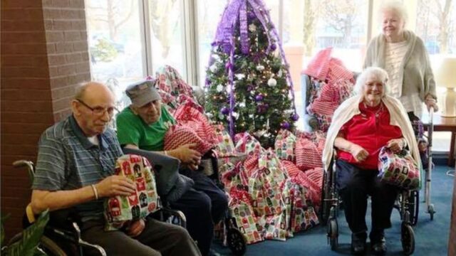 В США подруги отправили полтысячи рождественских подарков одиноким старикам