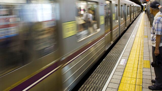 В Японии плакаты с призывом «сделать последний шаг» повесили у края платформы метро