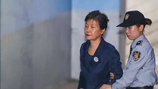Суд в Южной Корее приговорил бывшего президента страны Пак Кын Хе к 24 годам тюрьмы