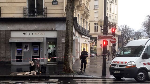 В Париже преступники 3 часа грабили банк, установив на входе табличку «закрыто»