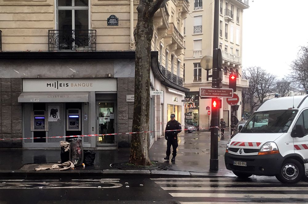 В Париже преступники 3 часа грабили банк, установив на входе табличку «закрыто»
