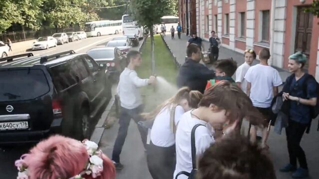 В Петербурге напали на журналистов и ЛГБТ-активистов