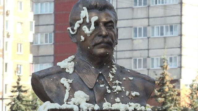 В Липецке бюст Сталина облили монтажной пеной и напали на обком КПРФ