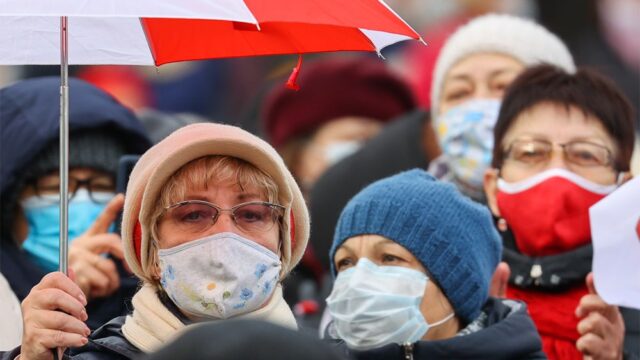 Жителей Минска обязали носить маски в общественных местах