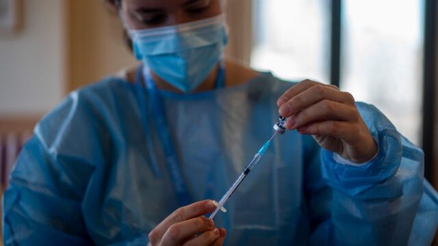 Китайская вакцина от коронавируса Coronavac показала эффективность в 50,38% в Бразилии