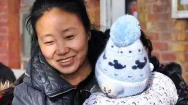 Жительницу Китая, которая усыновила 118 детей, приговорили к 20 годам тюрьмы за мошенничество