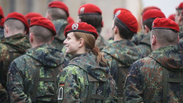 В Германии планируют ввести феминитивы для воинских званий. В Бундесвере могут появиться сержантки, боцманши и лейтенантки