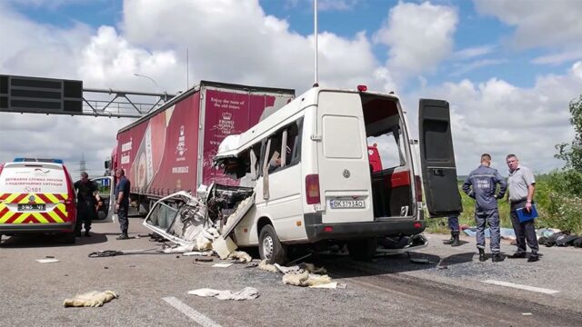 В Украине десять человек погибли при столкновении маршрутки с грузовиком