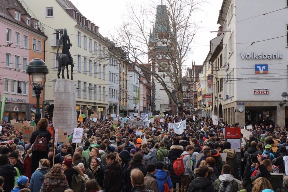 Тысячи школьников в Германии и Швейцарии вышли на забастовки в защиту климата