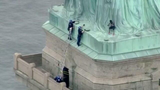 В Нью-Йорке задержали женщину, которая забралась на пьедестал статуи Свободы в знак протеста