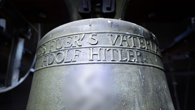 Деревня в Германии решила сохранить в память о прошлом колокол со свастикой