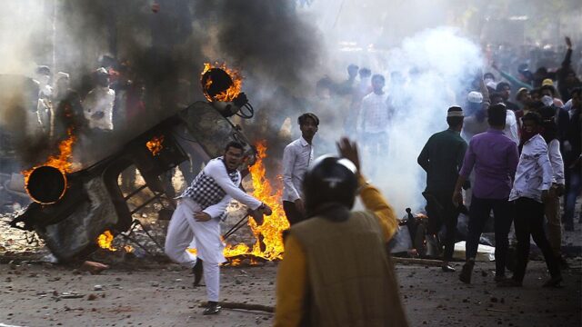 Больше 10 человек погибли во время протестов в Индии