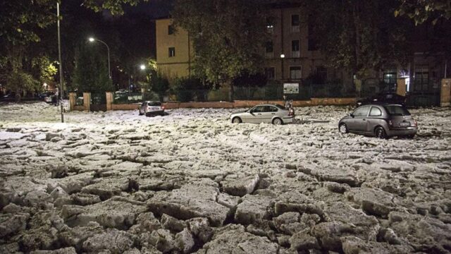 Ливень с градом парализовал движение на улицах Рима: фотогалерея