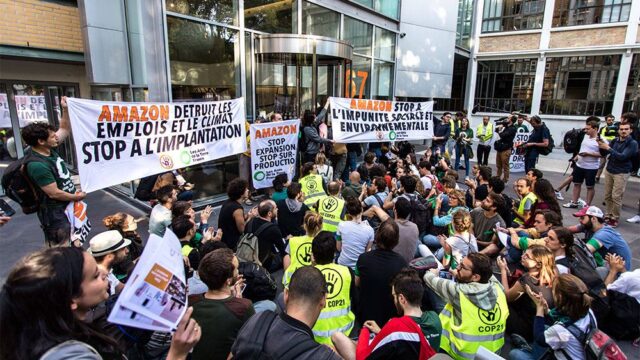 Во Франции экозащитники устроили акции протеста против открытия новых складов Amazon  — они обвинили компанию в загрязнении окружающей среды
