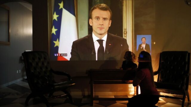 Президент Франции объявил о введении чрезвычайного экономического и социального положения в стране