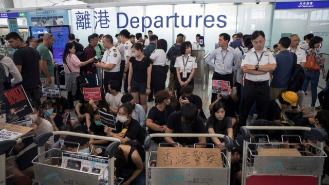 В аэропорту Гонконга произошли столкновения полиции и протестующих