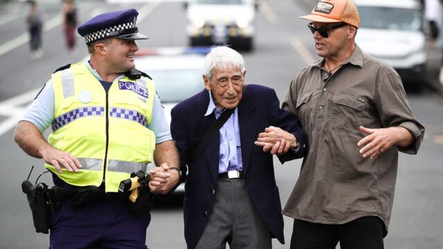 В Новой Зеландии 95-летний ветеран Второй мировой вышел на марш против расизма: ему пришлось добираться на четырех автобусах
