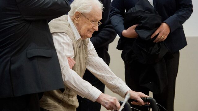 Суд в Германии решил, что 96-летнего бухгалтера Освенцима можно отправить в тюрьму