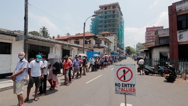 «Теперь мы не имеем права выходить даже за забор»: десятки белорусов застряли на Шри-Ланке
