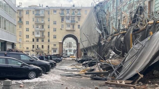 У входа в Госдуму обрушились строительные леса