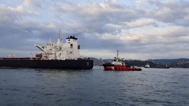 Движение по Босфору приостановили из-за аварии танкера