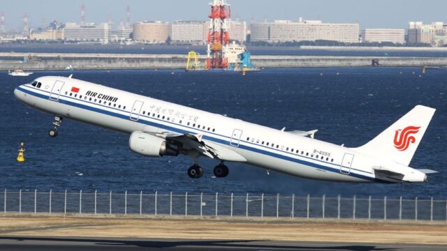 Самолет Air China экстренно сел из-за пассажира, который угрожал экипажу перьевой ручкой