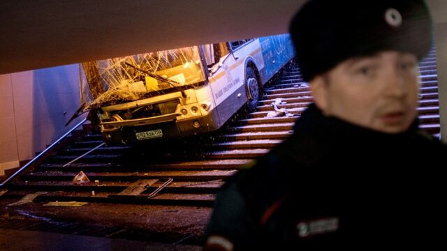 Полиция Москвы назвала две версии аварии автобуса