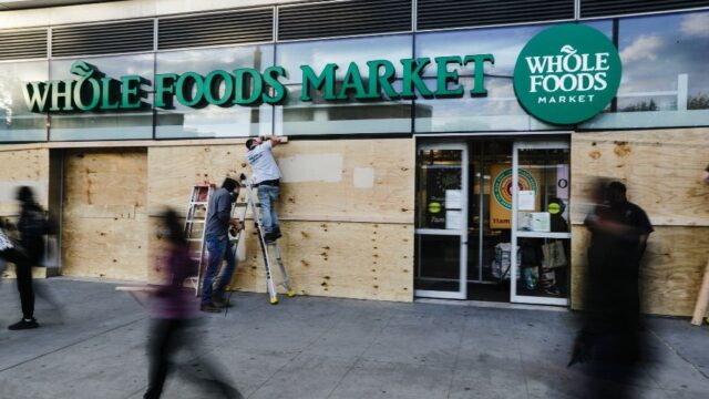 К Whole Foods подали иск из-за запрета носить маски с лозунгом Black Lives Matter