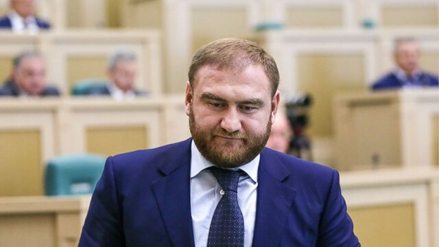 На заседании Совета Федерации задержали сенатора Рауфа Арашукова