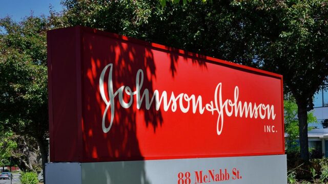 Американка отсудила у Johnson & Johnson $417 млн. Она утверждает, что у нее развился рак из-за талька