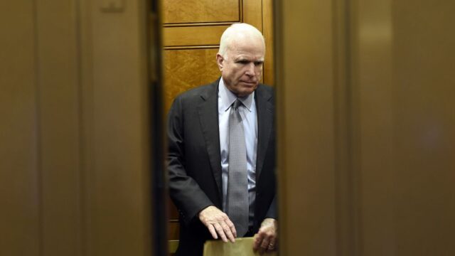 Сенатору Маккейну удалили опухоль мозга