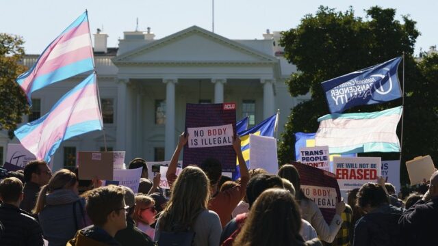 В Вашингтоне активисты вышли на протестную акцию в защиту трансгендеров